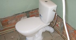 Установка приставного унитаза в Рубцовске - монтаж и подключение, СантехДомРбц от 5204 рублей