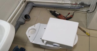 Установка напольного унитаза в Рубцовске: монтаж под ключ от СантехДомРбц от 5204 рублей.
