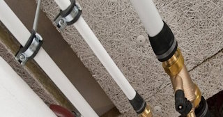 Замена труб водоснабжения в квартире: цена от 2082 руб. - СантехДомРбц